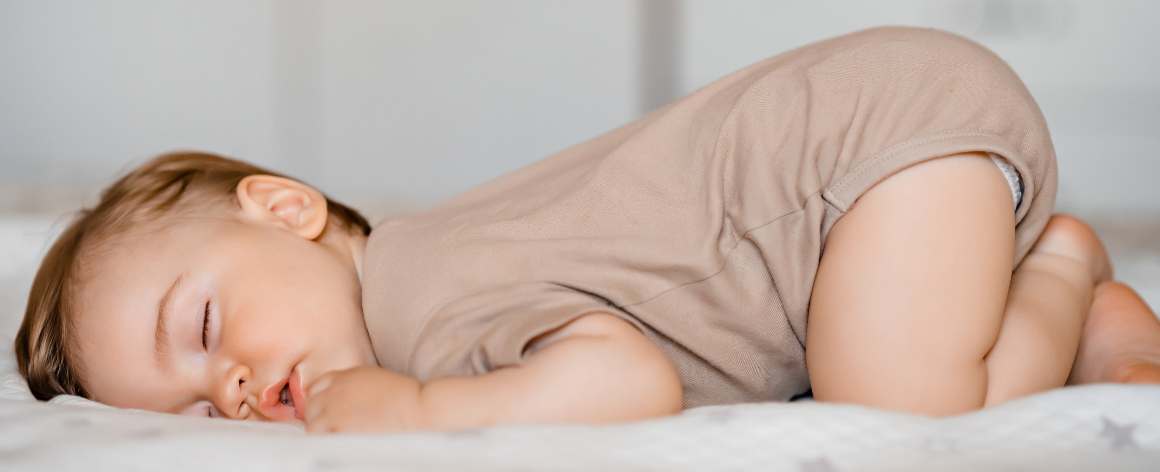 Mikor aludhatnak biztonságosan a babák a hasukon?