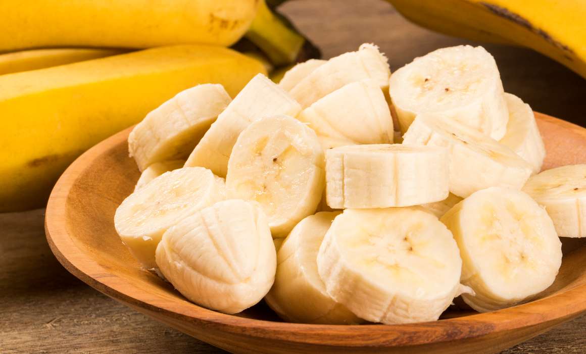 Tudja meg, hogy a banán megbízható magnéziumforrás-e. Bár a banán népszerű és tápláló gyümölcs, magnéziumtartalmát tekintve más élelmiszerforrásokkal összehasonlítva nem áll különösebben magasan. Bár a banán tartalmaz némi magnéziumot, nem tekinthető megfelelő forrásnak. A megfelelő mennyiségű magnéziumbevitel biztosítása érdekében a szakértők azt tanácsolják, hogy a megfelelő magnéziumbevitel forrásaként más magnéziumban gazdag élelmiszerforrásokat, például leveles zöldeket, dióféléket és magvakat, teljes kiőrlésű gabonákat építsünk be a napi étrendünkbe.