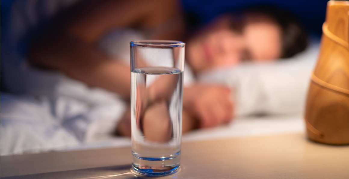 Hideg víz ivása lefekvés előtt: A jobb alvás meglepő összefüggése